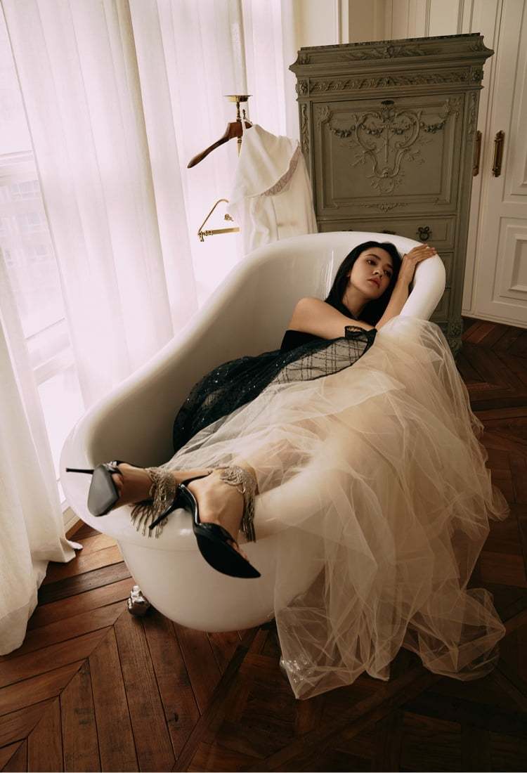 검정색 드레스를 입고 욕조 안에 누워 있는 여성 모델 2