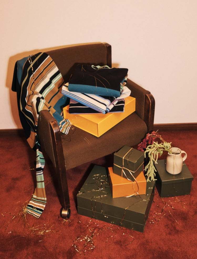 여러개 폴스미스 Knitwear 의자 위에 걸쳐진 연출 이미지