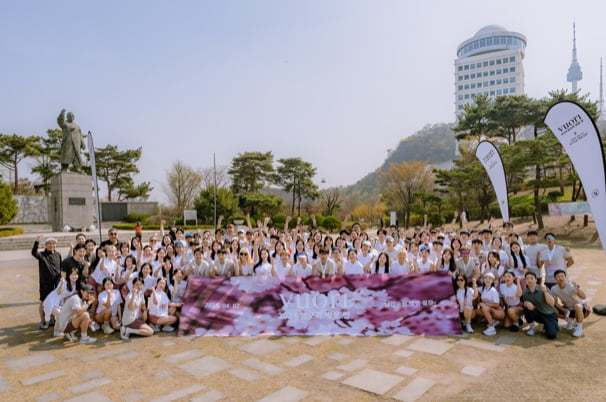 뷰오리 벚꽃런에 참가한 사람들 단체 사진