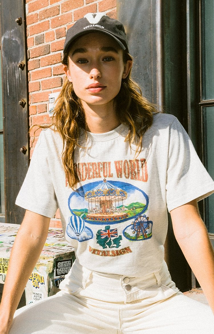 [이주명, 오마이걸 아린 착용] Wonderful World T-Shirt (2colors)