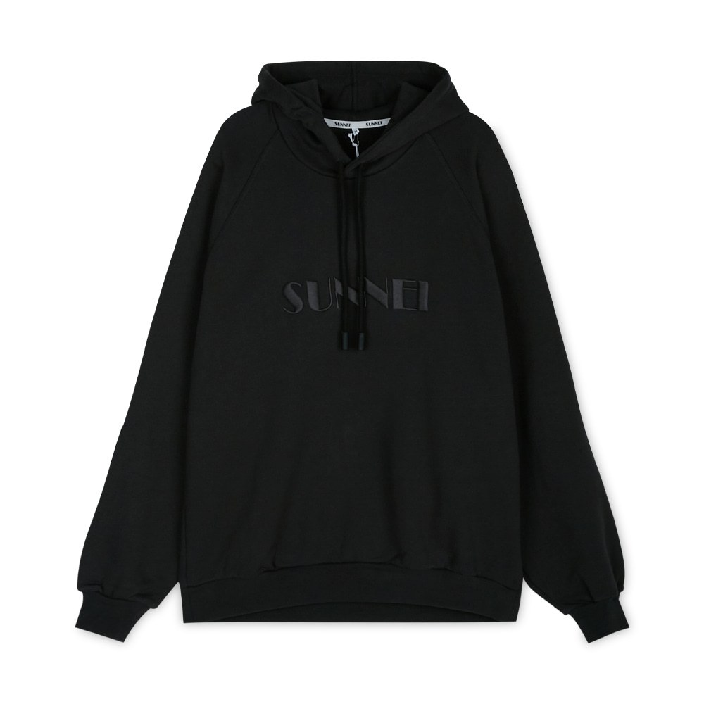 SUNNEI(써네이) 써네이 남성 로고 자수 블랙 후드티 CRTWXJER043