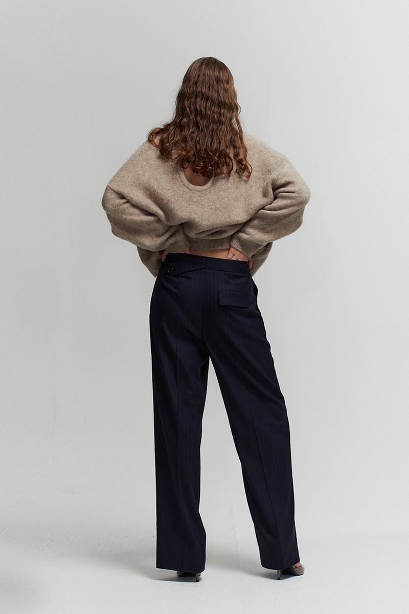 [DE BASE] GENDERLESS RELAX-RISED BACK TAP PANTS_NAVY STRIPE