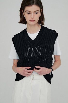 MOON J(문제이) ROLLED-EDGE DETAILED EYELET-RIBBED KNIT VEST - BLACK | S.I.VILLAGE (에스아이빌리지)