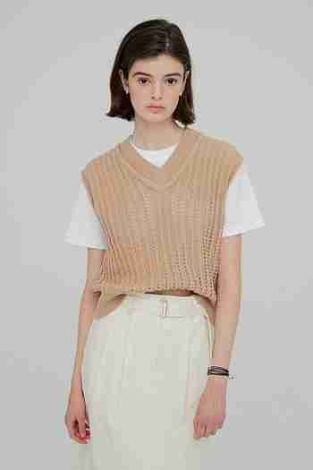 MOON J(문제이) ROLLED-EDGE DETAILED EYELET-RIBBED KNIT VEST - BEIGE | S.I.VILLAGE (에스아이빌리지)