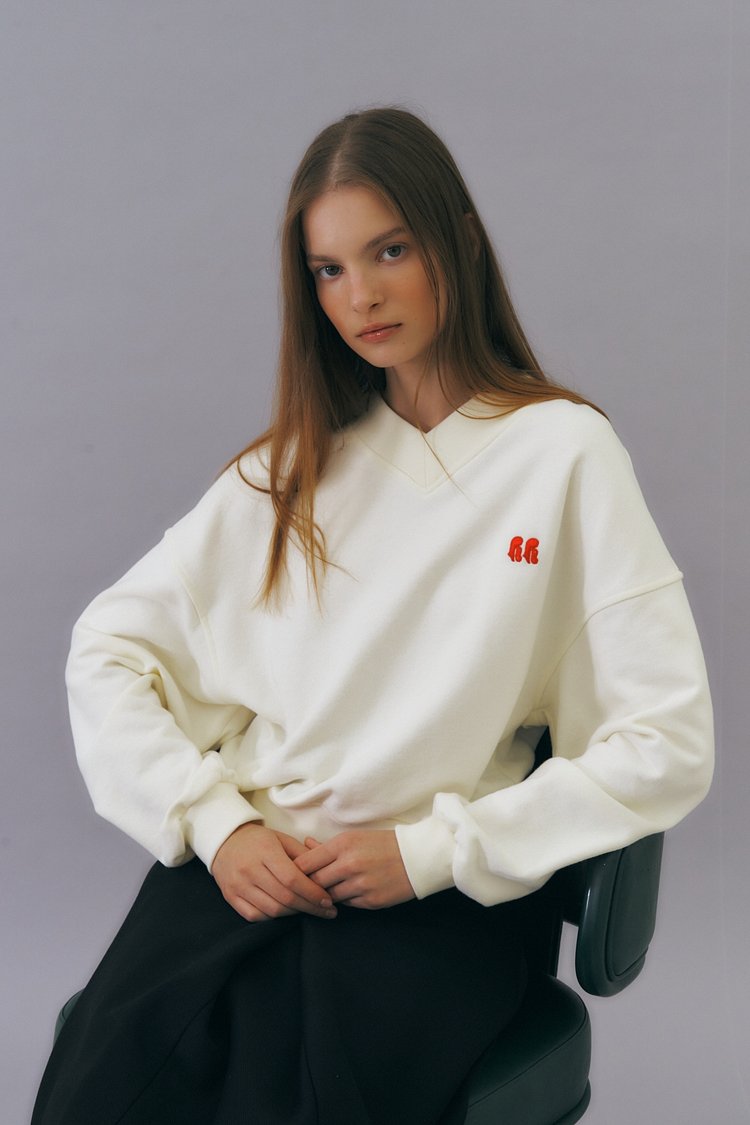 V-neck cotton logo sweatshirt (ivory)