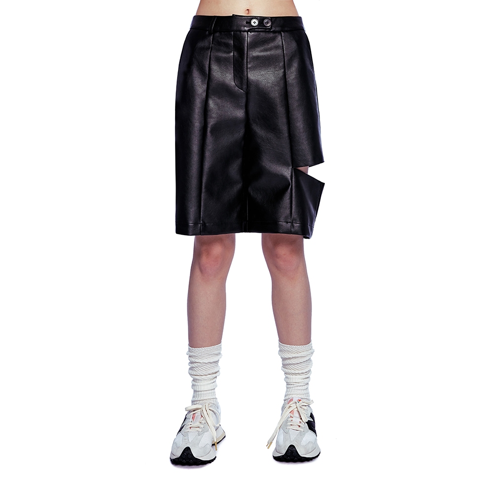 FAUX LEATHER BERMUDA PANTS [BLACK]