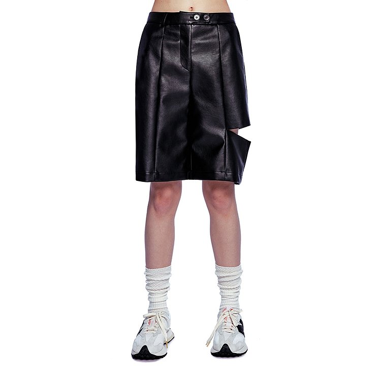 FAUX LEATHER BERMUDA PANTS [BLACK]