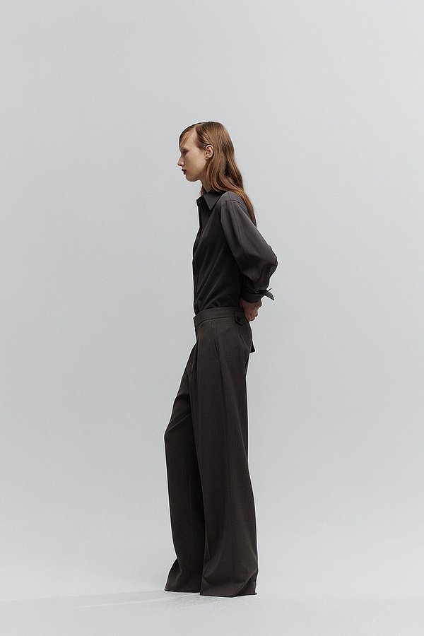 [DE BASE] GENDERLESS RELAX-RISED BACK TAP PANTS_KHAKI