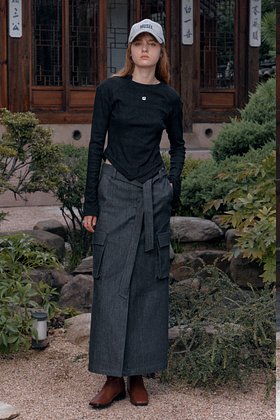 MUSEE(뮤제) GAUDI Neck Point Embroidered Unbalance Hem Top_Black | S.I.VILLAGE (에스아이빌리지)