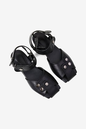 NEUTE(누트) 20mm Amber Buckle Strap Sandal (black) | S.I.VILLAGE (에스아이빌리지)