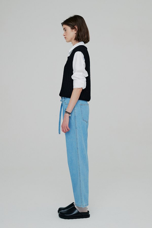 MOON J(문제이) HIGH-RISE BELTED TAPERED JEANS | 신세계V [MOON J]HIGH-RISE BELTED TAPERED JEANS - 
