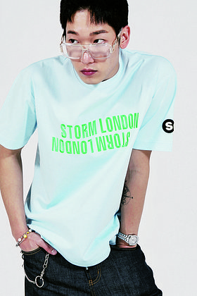 STORM LONDON(스톰 런던) 자수 리버스 반팔 티셔츠 - 스카이블루 | S.I.VILLAGE (에스아이빌리지)