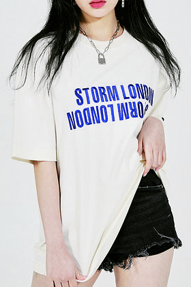 STORM LONDON(스톰 런던) 자수 리버스 반팔 티셔츠 - 아이보리 | S.I.VILLAGE (에스아이빌리지)