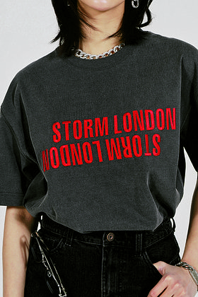 STORM LONDON(스톰 런던) 자수 리버스 반팔 티셔츠 - 그레이 | S.I.VILLAGE (에스아이빌리지)