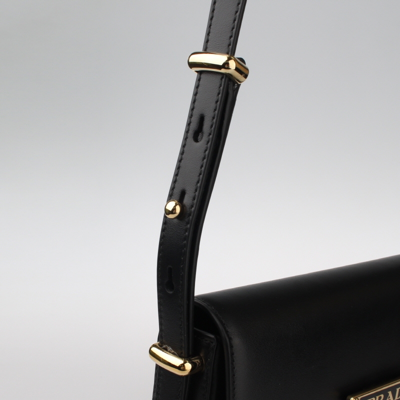 PRADA ショルダーバッグ 1BD339 ASK F0002【ランク：S】 直営店PRADA☆レザーショルダーバッグ トライアングルロゴ