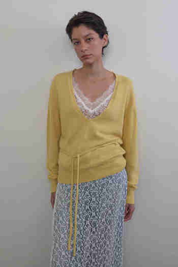 MDGT(엠디지티) String Detail V-Neck Pullover_Custard Yellow | S.I.VILLAGE (에스아이빌리지)