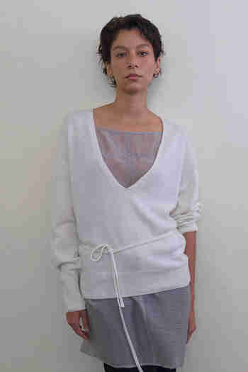 MDGT(엠디지티) String Detail V-Neck Pullover_White | S.I.VILLAGE (에스아이빌리지)