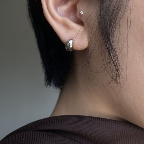 LE BLEU(르블루) mini curve earring 2. silver | S.I.VILLAGE (에스아이빌리지) [LE BLEU]mini curve earring 2. silver - 