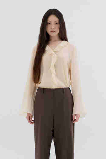 REPLAIN(리플레인) TEXTURED FRILL BLOUSE_LIGHT BEIGE | S.I.VILLAGE (에스아이빌리지)