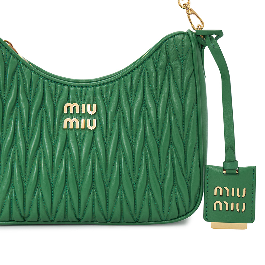 MIU MIU》 5BH225 2F8K F0002 エンボスロゴカメラバッグ (MiuMiu