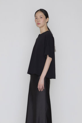 MANUELLE ET GUILLAUME(마누엘에기욤) Embroidery line cotton top black | S.I.VILLAGE (에스아이빌리지)