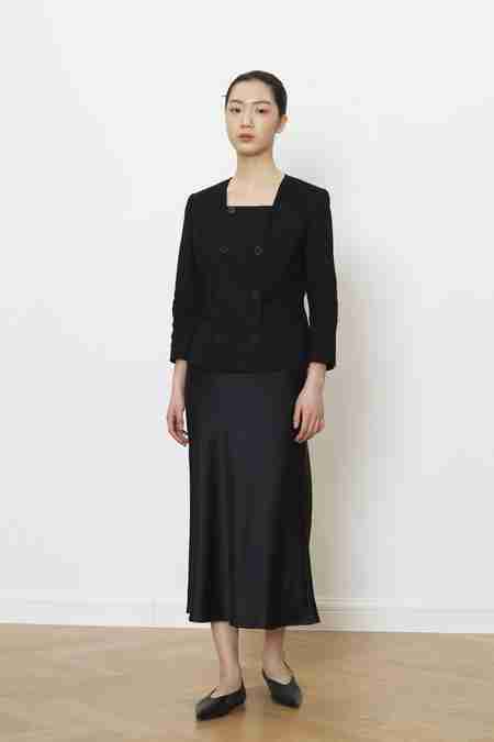 MANUELLE ET GUILLAUME(마누엘에기욤) [재입고] Signature black satin skirt | S.I.VILLAGE (에스아이빌리지)