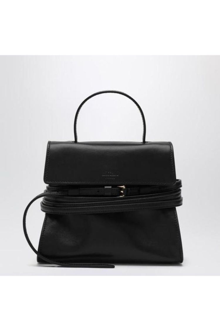 Moschino 2025 프리폴: 귀족의 사생활에서 영감을 받은 독특하고 유쾌한 룩북인 Moschino.