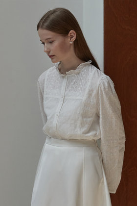 BEMUSE MANSION(비뮤즈맨션) Vintage lace frill blouse - Off white | S.I.VILLAGE (에스아이빌리지)